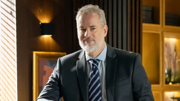 Quem Ama Cuida: Ademir é preso em flagrante, e motivo surpreende Quem Ama Cuida: Ademir será preso por motivo surpreendente durante audiência com Pedro (Divulgação/Globo/Manoella Mello)