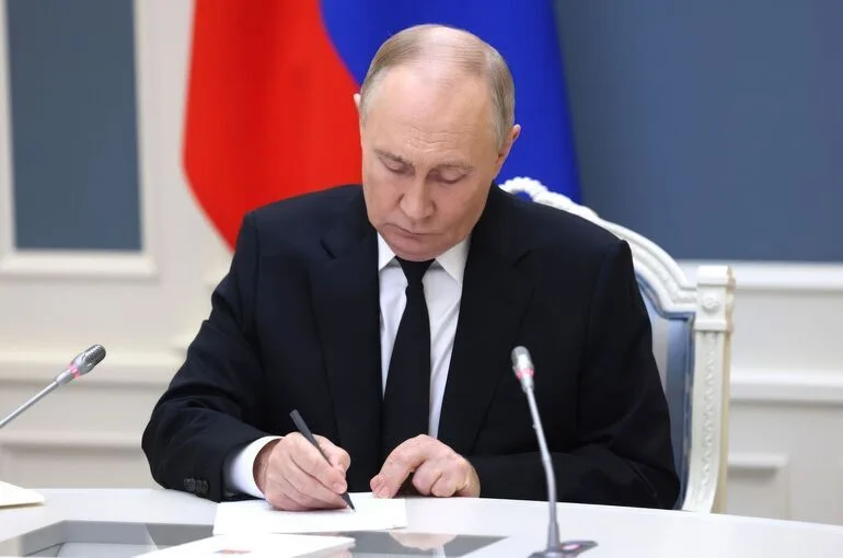 Путин поручил утвердить программу восстановления объектов, пострадавших от терактов