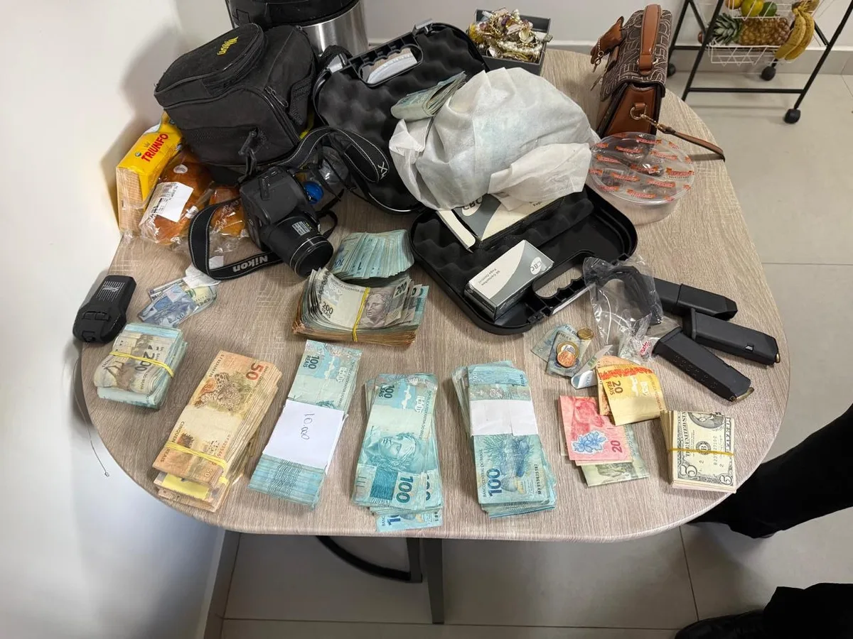 Operação apreende R$ 155 mil e US$ 10 mil com carcereiro suspeito de facilitar regalias para Milton Leite; presidente do PL foi uma das visitas