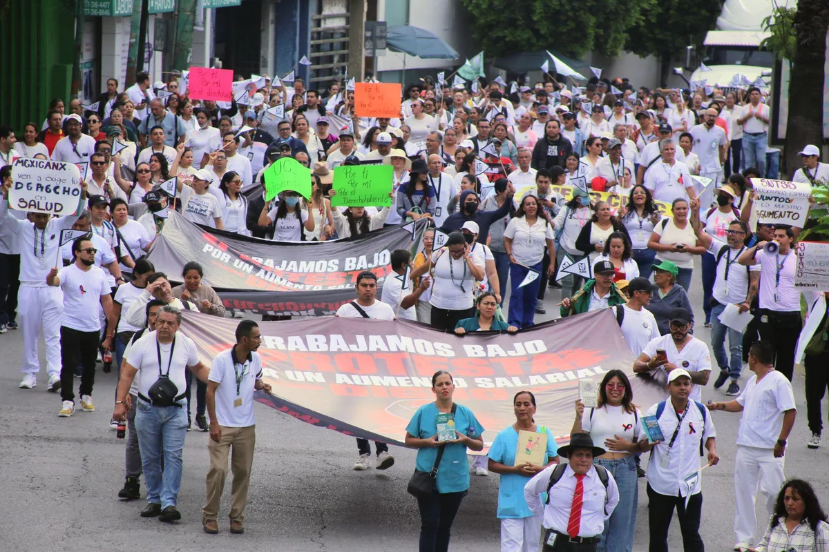 Personal del IMSS se moviliza en el país ante severo desabasto médico