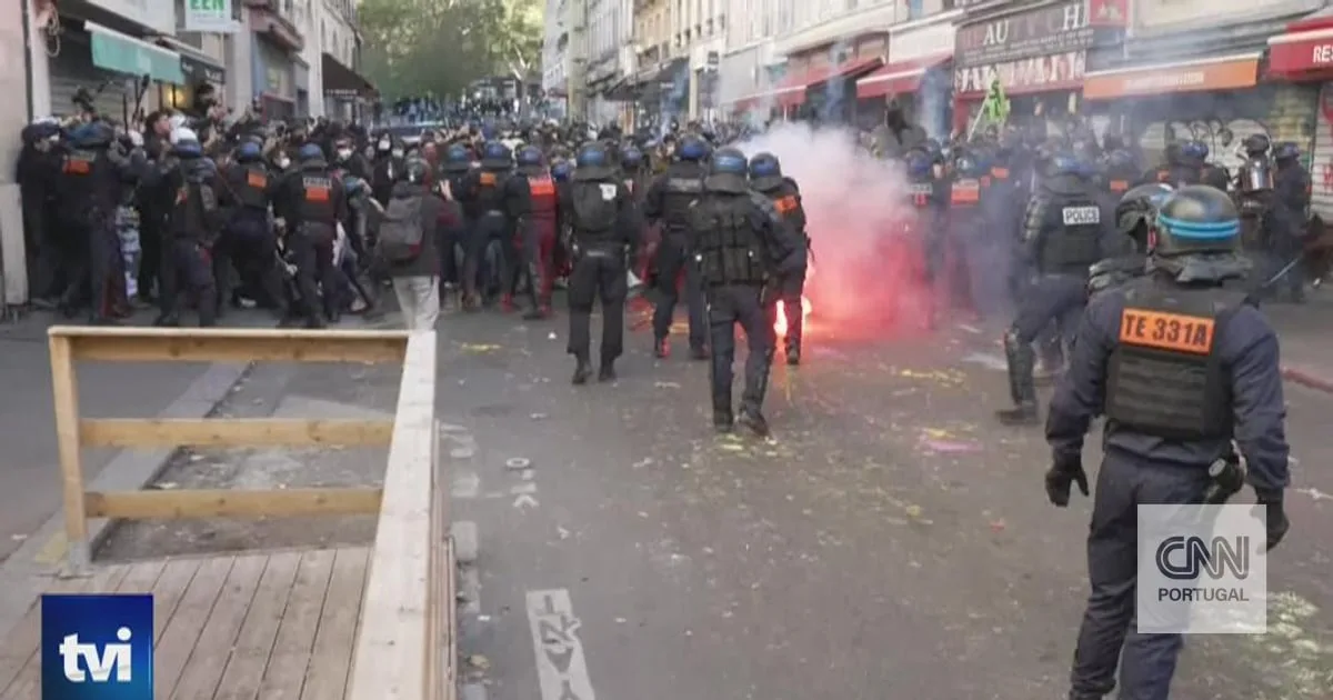 Voam pedras e granadas de gás lacrimogéneo nas cidades francesas. Macron pede "calma e respeito" aos manifestantes
