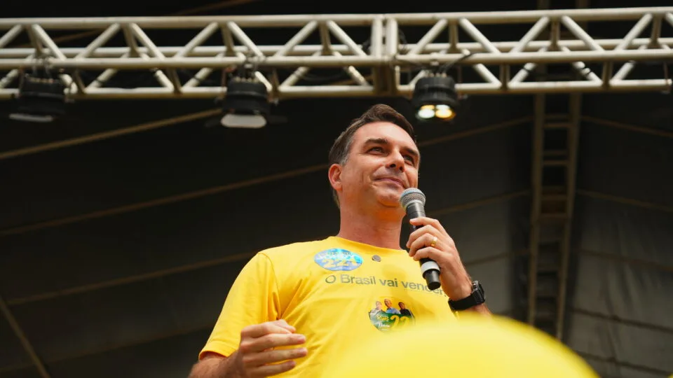 Flávio aposta em “efeito Moraes” e em crise do STF para desgastar Lula