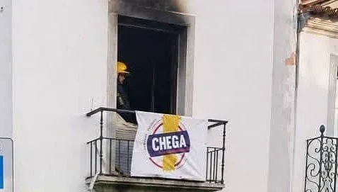 Chega fala em "circunstâncias estranhas" no incêndio que destruiu a sede do partido em Évora