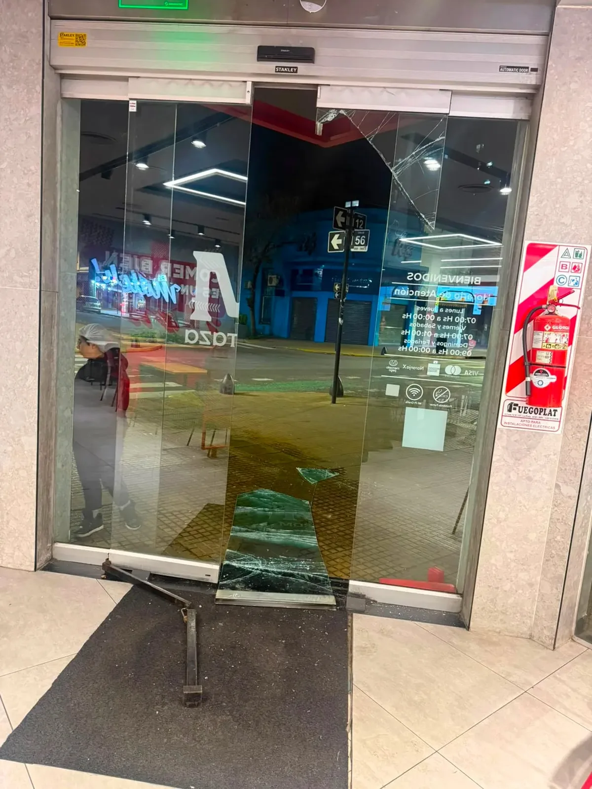 Un delincuente destrozó el blindex de una conocida hamburguesería, robó mercadería y defecó en el local