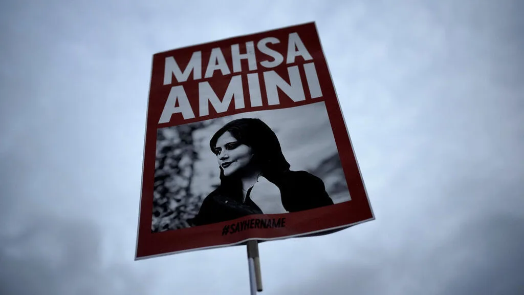 Quatro anos depois da morte de Mahsa Amini, manifestações continuam no Irã apesar da repressão