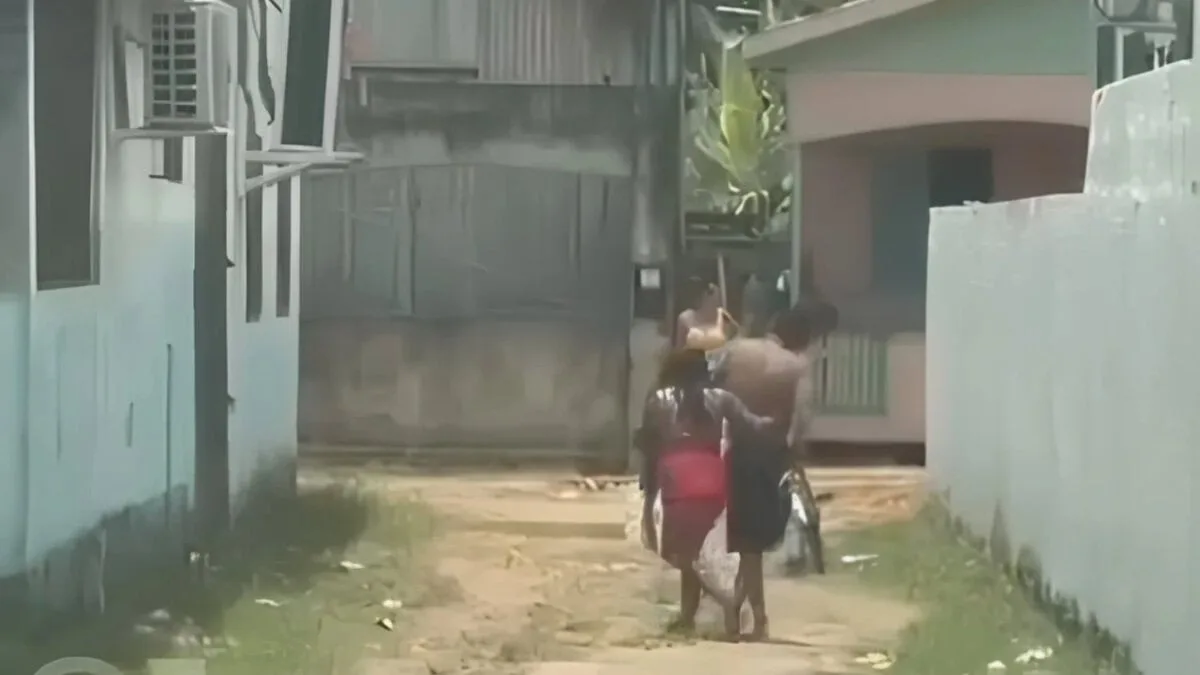 Vídeo mostra homem embriagado tentando alcançar bicicleta