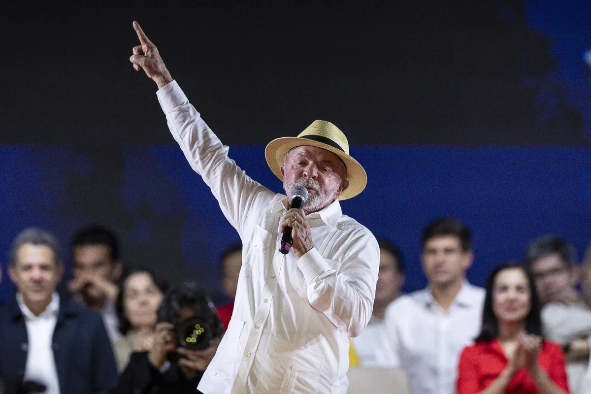 Lula terá teleprompter em estádio, mesmo após ter ignorado equipamento em convenção