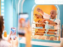 "Kidults" und die Wurst mit Hut: Warum Erwachsene so gerne mit Plüschtieren kuscheln