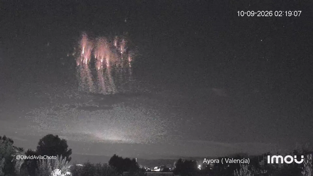 Capturan en Valencia y Almería imágenes de uno de los fenómenos atmosféricos más extraños del cielo: ¿qué son los ‘duendes rojos’?