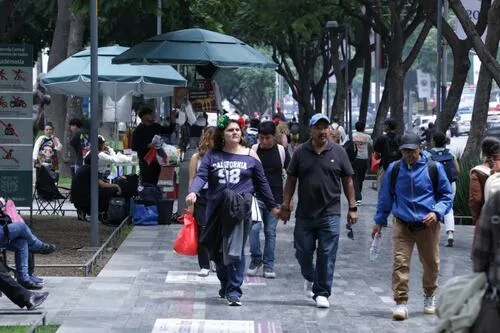 Dan permiso a ambulantes para instalarse en la Alameda Central previo al Grito; autoridades evalúan extender permiso hasta mañana por desfile