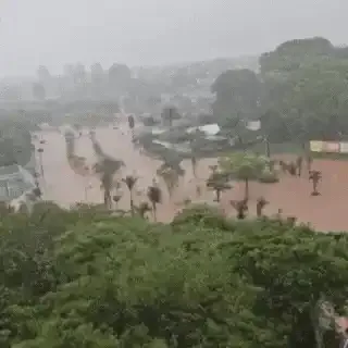 Chuva alaga Avenida Rachid Neder e acumulado passa de 100 mm em Campo Grande