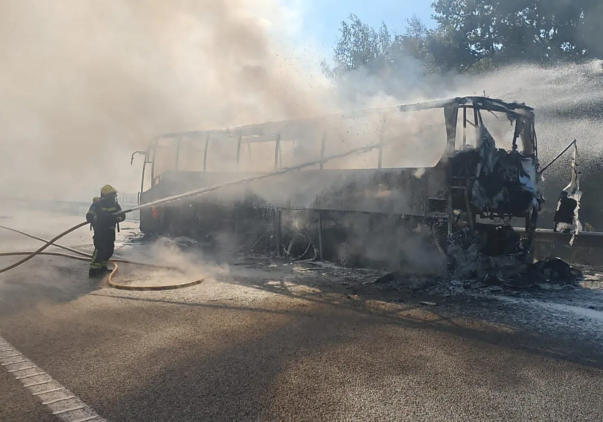 Un incendio en un autobús con pasajeros se propaga al monte y obliga a cortar la AG-53, en Orense