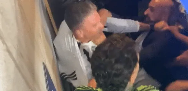 Briga na Champions tem preparador encurralado após tentar agredir jogador