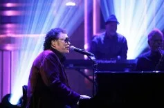 Chart Rewind: In 1976, Ronnie Milsap Took a ‘Stand’ at No. 1