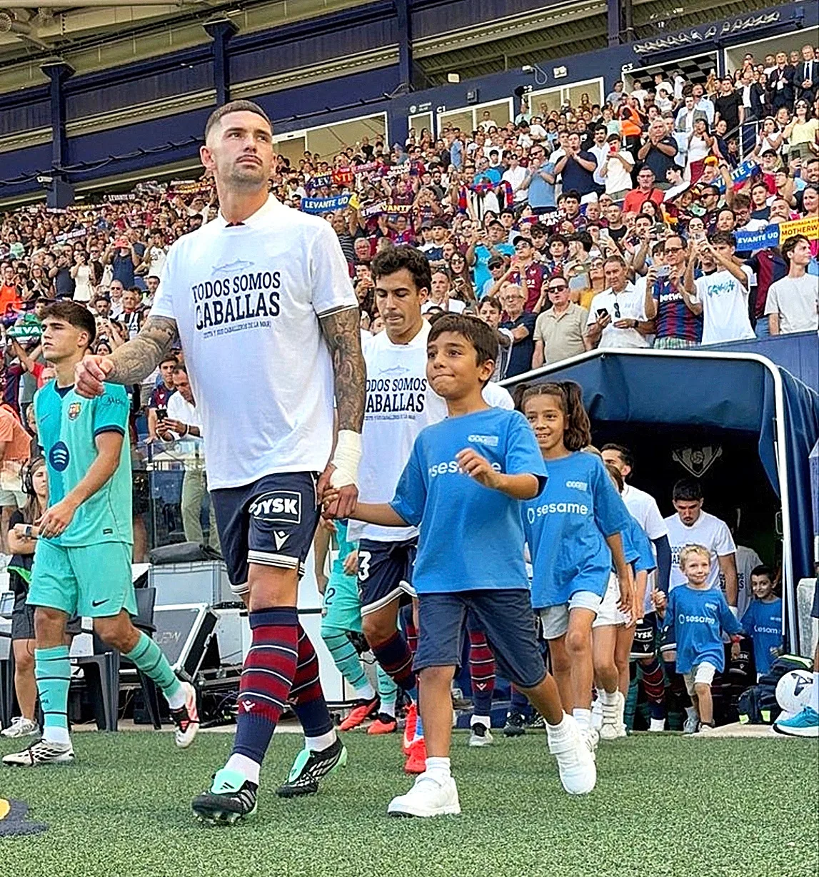 La camiseta por Ceuta impulsada por los empresarios que nació para unir: de las redes al césped por los lazos con los dueños de los equipos valencianos