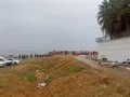 La Policía escolta a los servicios de limpieza en la playa El Trampolín de Ceuta, donde volvieron cientos de inmigrantes