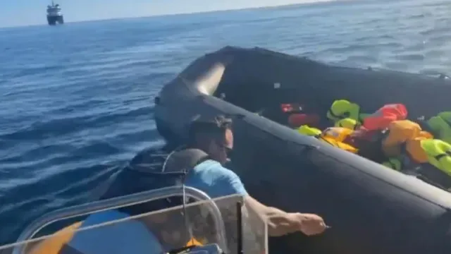 Detido ativista que furou bote de requerentes de asilo no Canal da Mancha