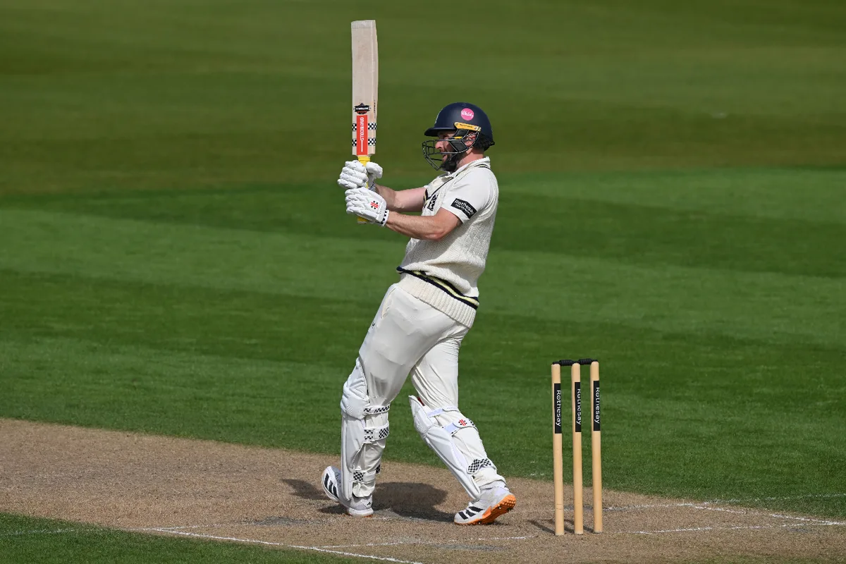Woakes holds nerve for Warwickshire in title-igniting thriller