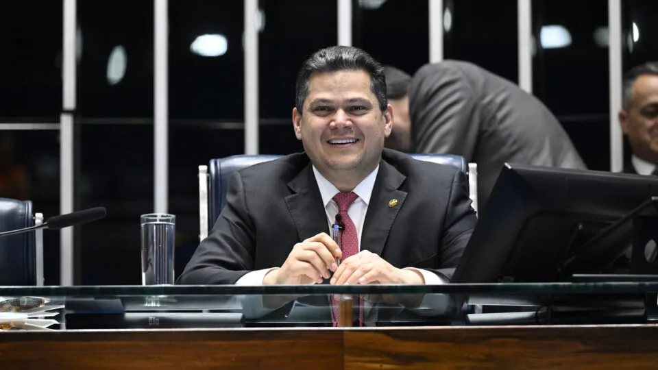 Alcolumbre elogia “liderança” de Lula e critica “tutela” estrangeira sobre o Brasil