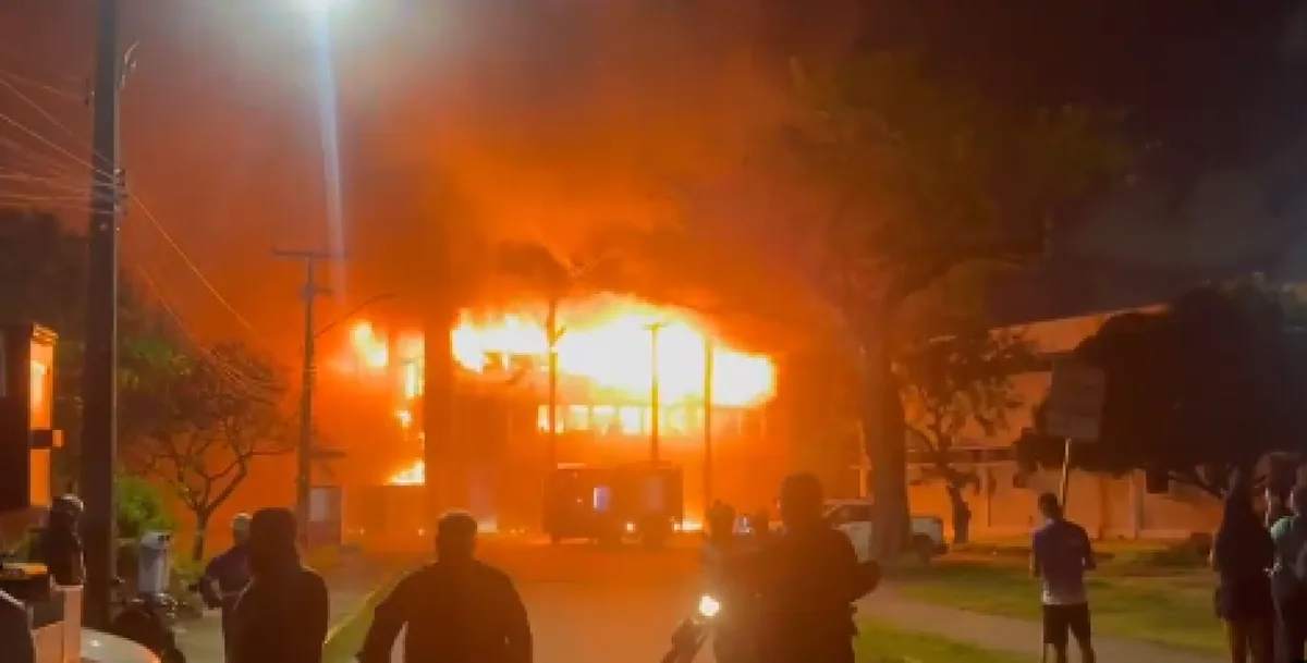 Incêndio atinge prédio da UFPE e mobiliza bombeiros em Recife