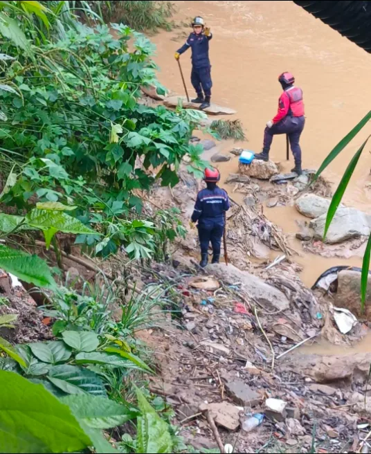 Continúan rastreo de pareja arrastrada por crecida en Los Teques