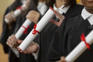 Uso de diploma escolar falso para registrar candidatura justifica cassação