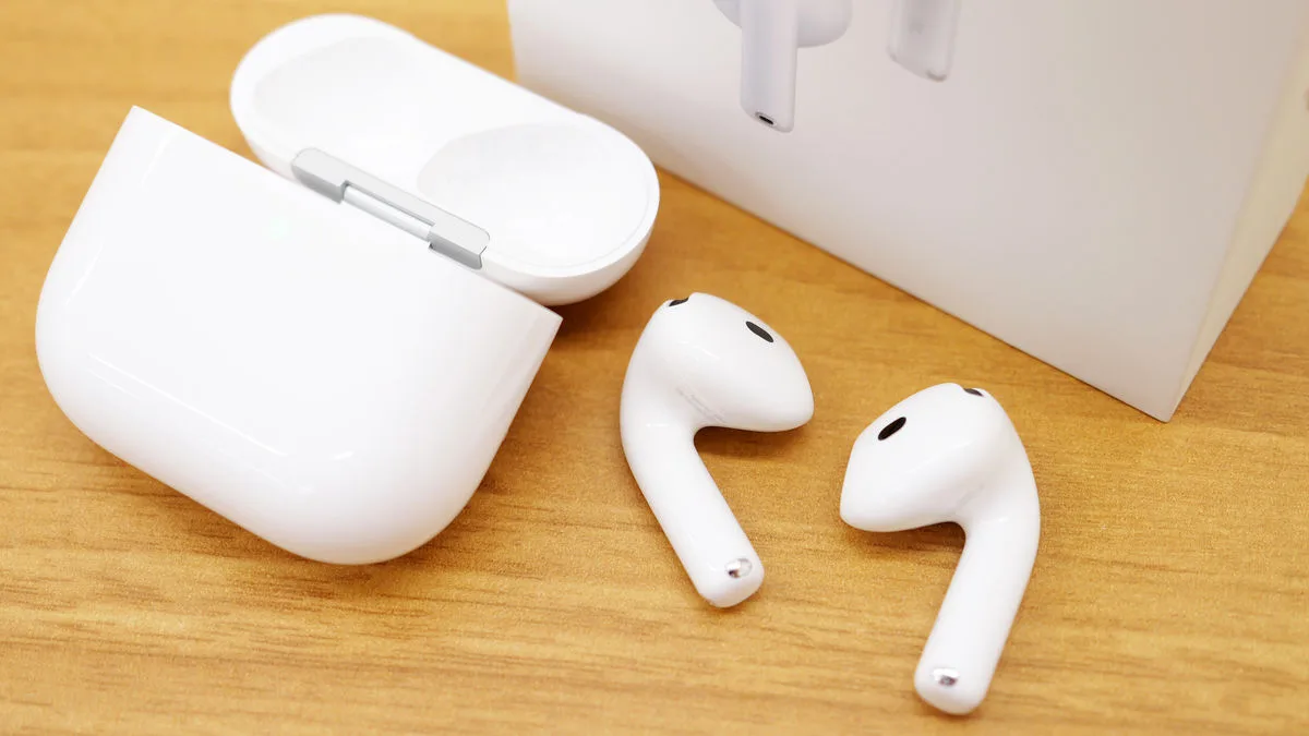 「AirPods 5」のワイヤレス充電ケース付き上位モデルをフォトレビュー、軸をスワイプしてコントロールする機能もあり