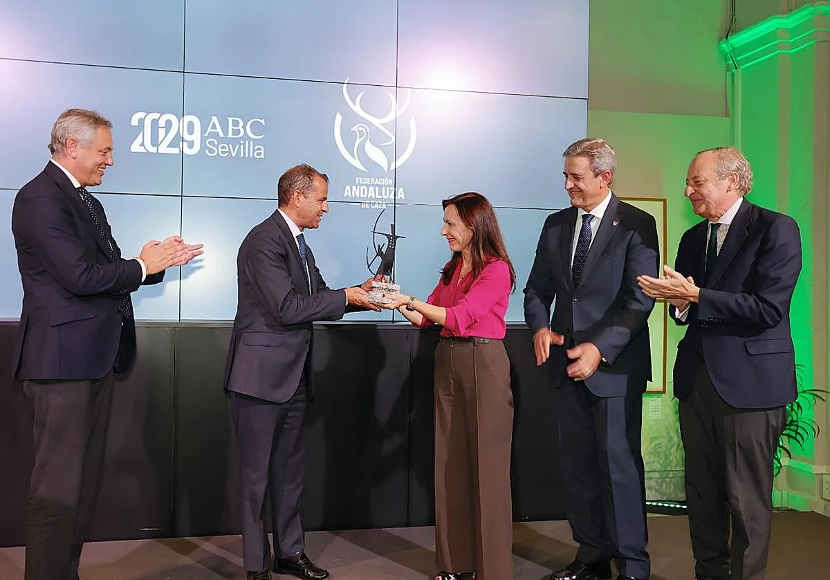 Canal Sur recibe el II Premio Huellas por 'Lances', un programa que apuesta por informar de la caza en positivo