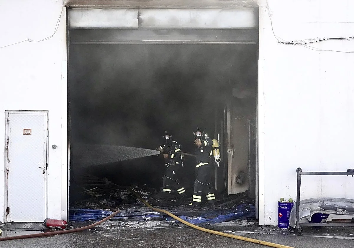 Arde la nave de un concesionario de coches en Zaratán (Valladolid)