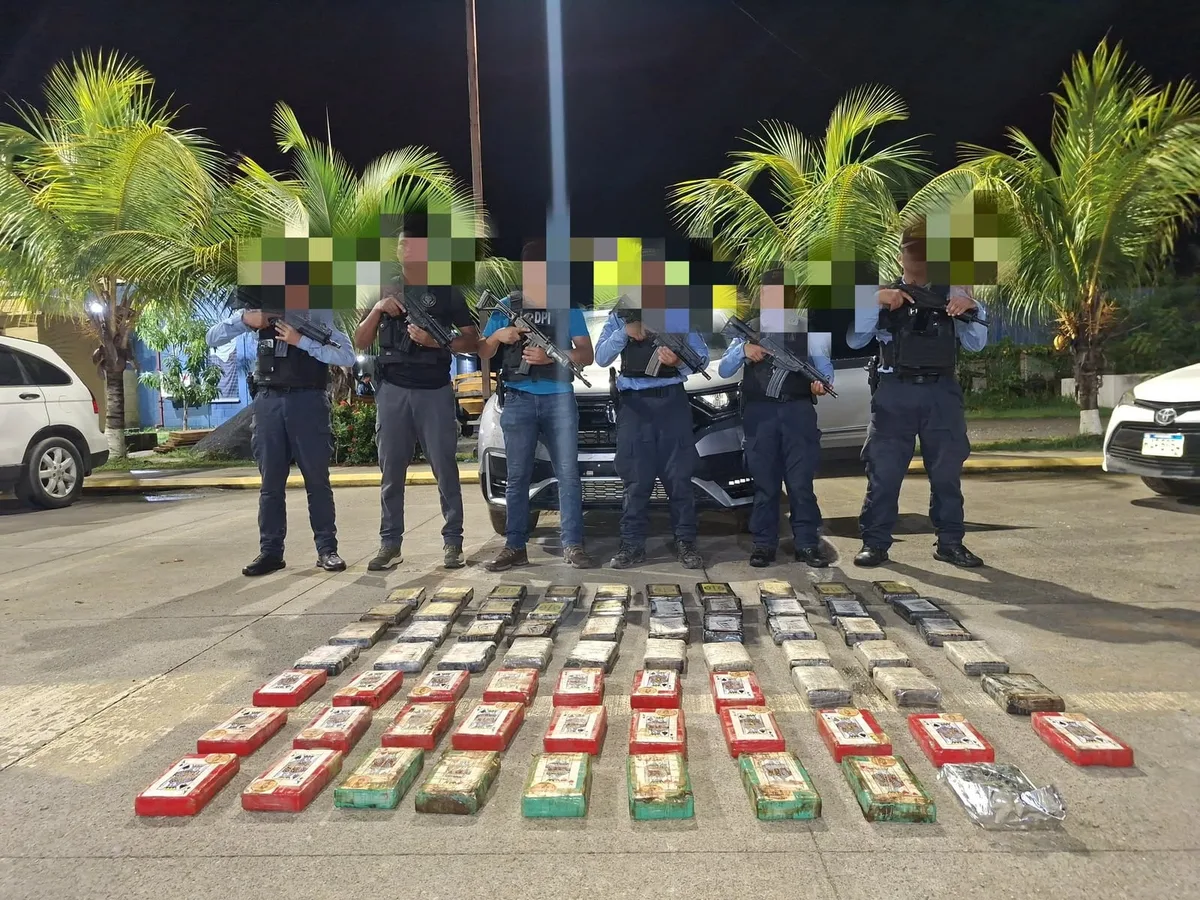 Policía Nacional en Honduras decomisa 69 kilos de supuesta cocaína tras enfrentamiento en Islas de la Bahía