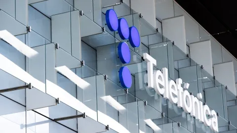 Telefónica y DAZN sellan un acuerdo de 1.650 millones que asegura LaLiga durante cinco temporadas