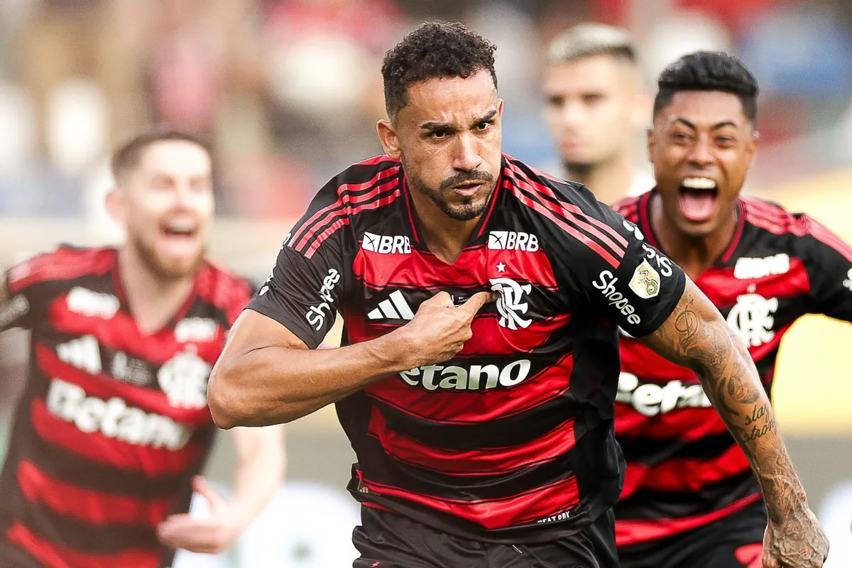 Danilo confirma conversas para renovar com o Flamengo: "Terminar no clube do coração"