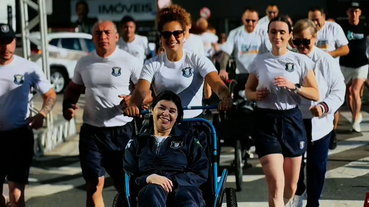 Após AVC, guarda de Balneário Camboriú volta a correr pela 1ª vez em 10 anos com ajuda de colegas