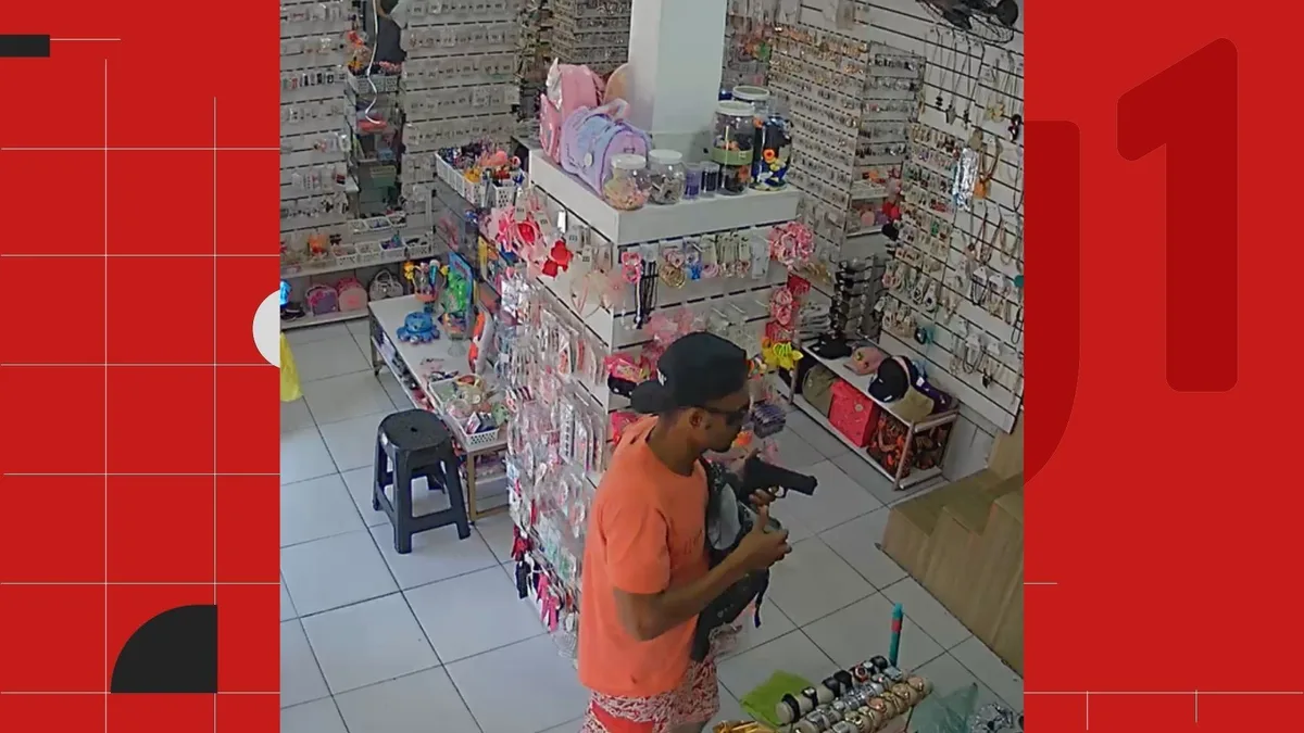 Vendedora leva coronhada na cabeça durante assalto a loja de presentes em Vitória; veja VÍDEO