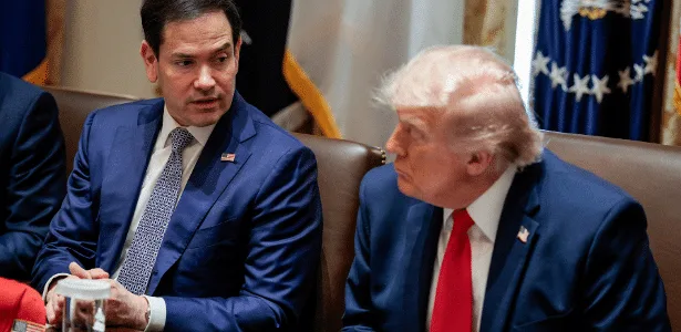 Rubio e Bessent ficaram no Air Force One após Trump trocar de avião