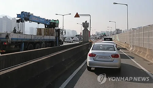부산 동서고가로 감전IC 하부도로 통제…상수도관 긴급복구