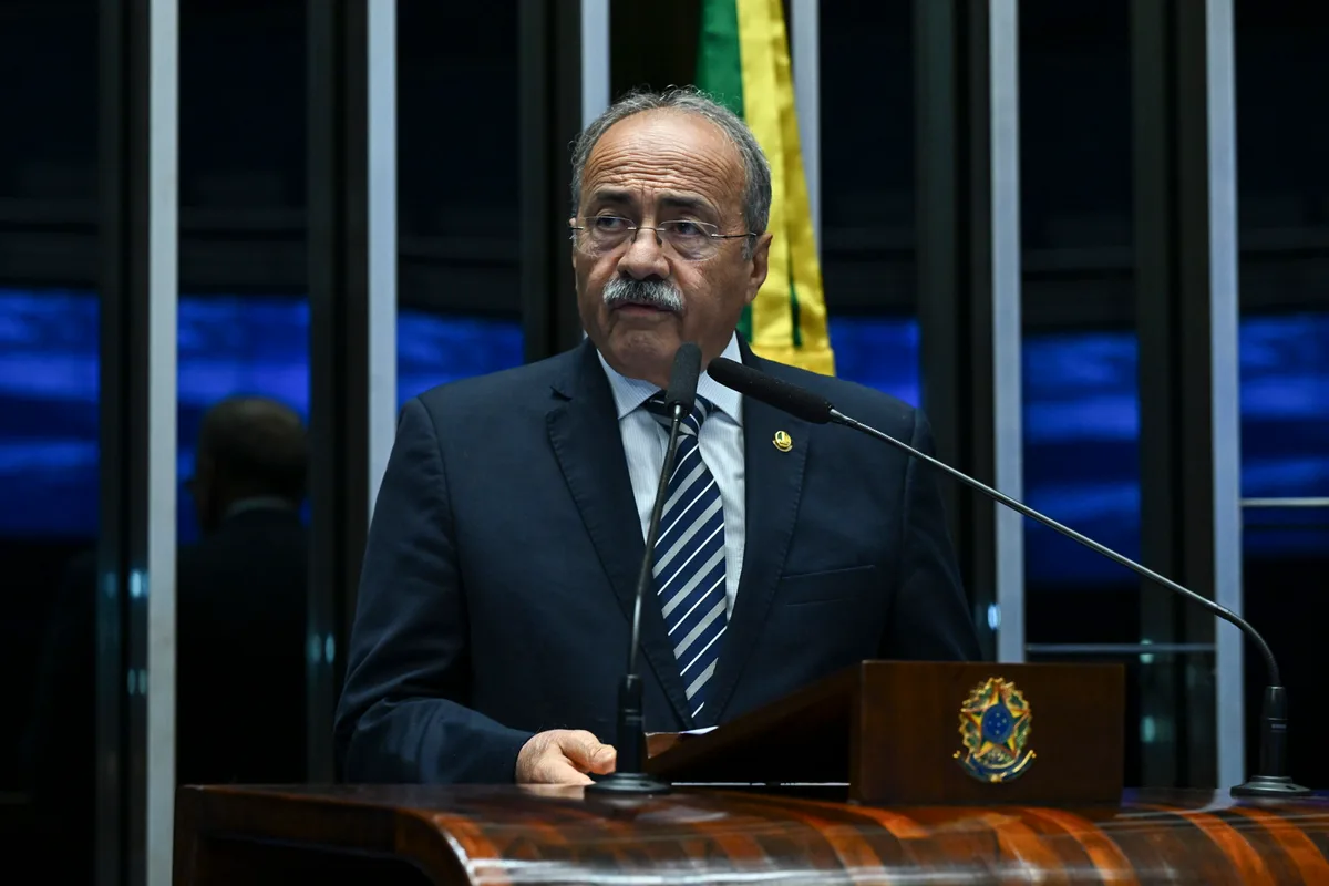 Justiça Federal manda devolver dinheiro apreendido com senador em Roraima