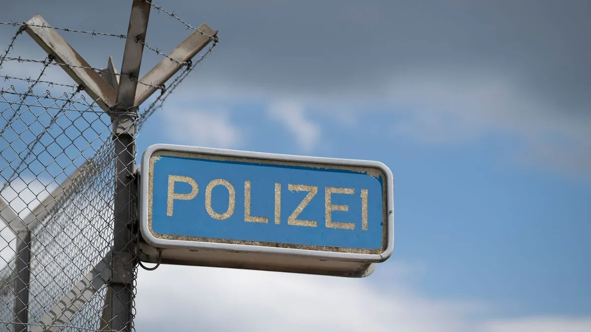 Angriff: Mann randaliert in Polizeizelle und verletzt drei Beamte