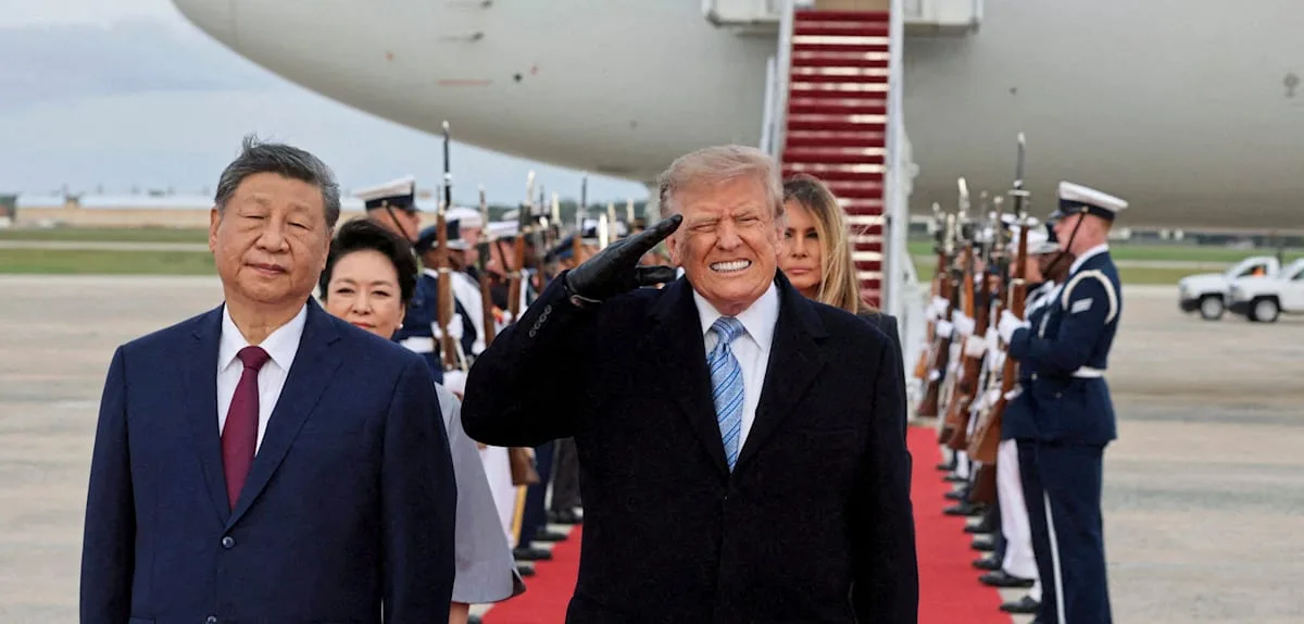 Trump empfängt Xi in Handschuhen – und zuckt bei Bomber-Überflug zusammen