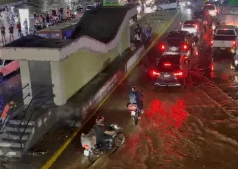 Coche anegado y el río Guaire desbordado tras intensas lluvias en Caracas
