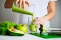 Por qué las bebidas 'detox' y otras como el agua con limón no deben consumirse sin comida de acompañamiento
