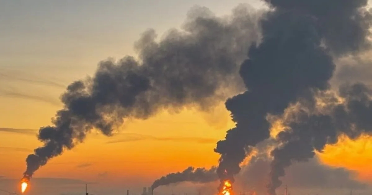 Ataque masivo sobre Moscú dejó dos muertos y una refinería en llamas en pleno cierre electoral de Rusia