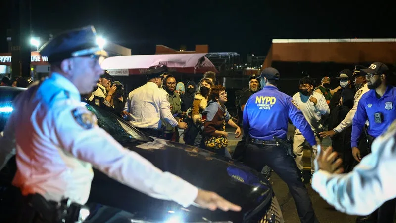 Manifestations dans les rues de New York contre l'ICE après la blessure d'un homme par balle par un agent