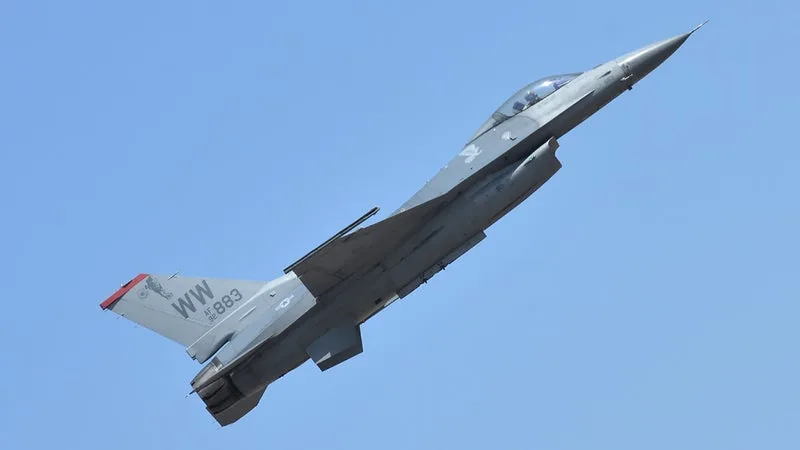 Un avion militaire F-16 s'écrase à proximité d'une base aérienne américaine en Allemagne