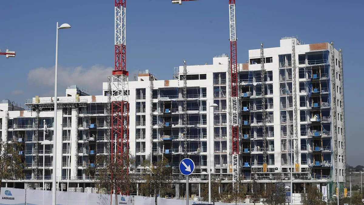 España no logra construir las viviendas que necesita: el déficit llegará al millón en 2028, calcula el Banco de España, e insta a invertir más