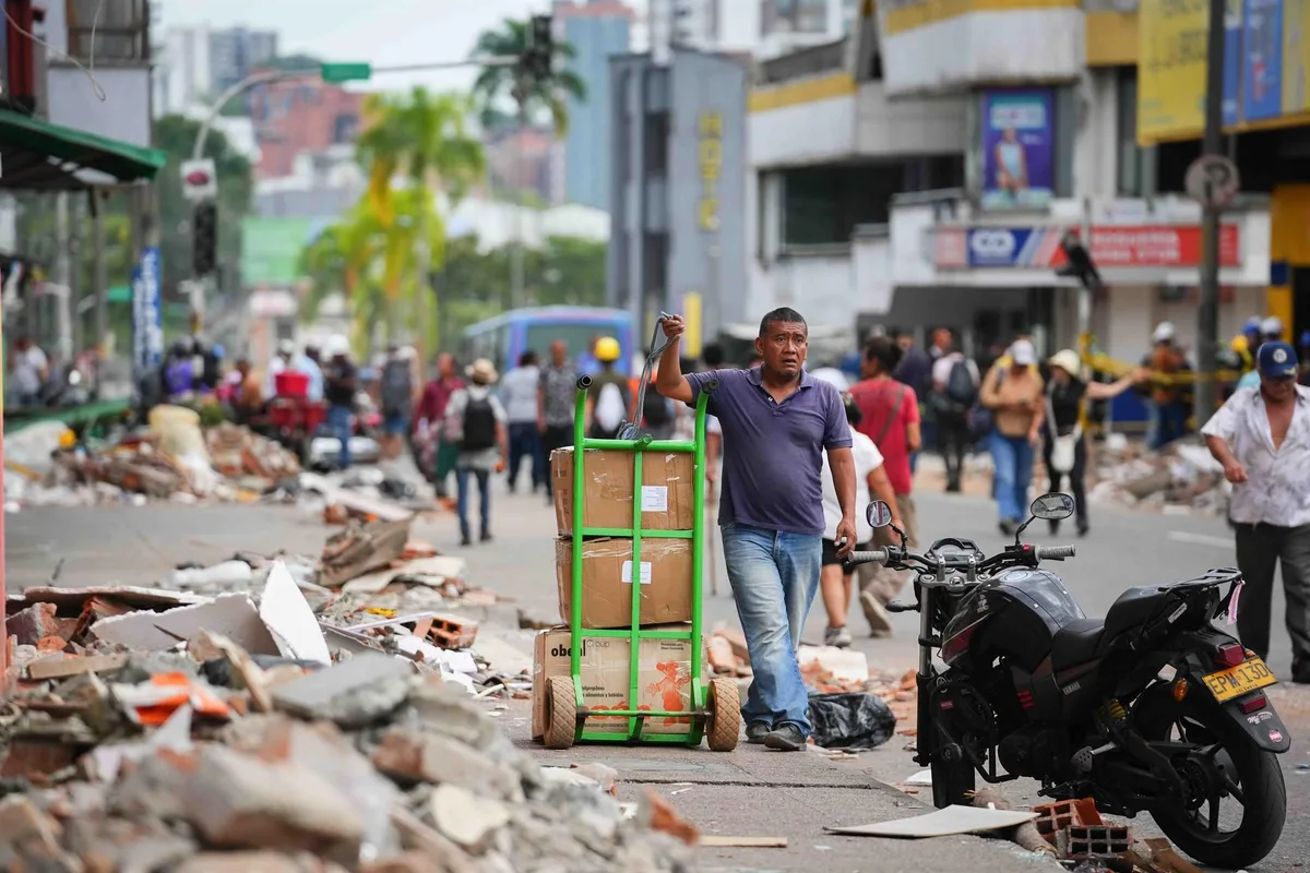 El Instituto de Medicina Legal identifica a 300 víctimas del terremoto en Colombia, entre ellas 22 menores