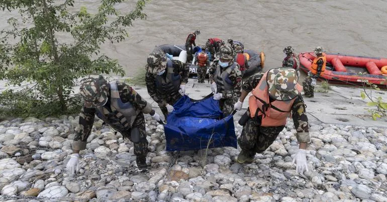 Nepal. Mais de mil mortos e 3.916 desaparecidos registados