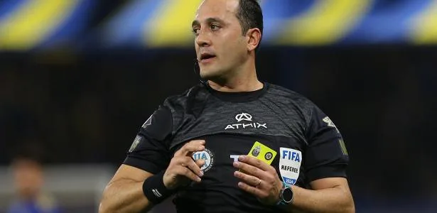 Árbitro faz brincadeira com 'farmar aura' em jogo e é afastado na Argentina