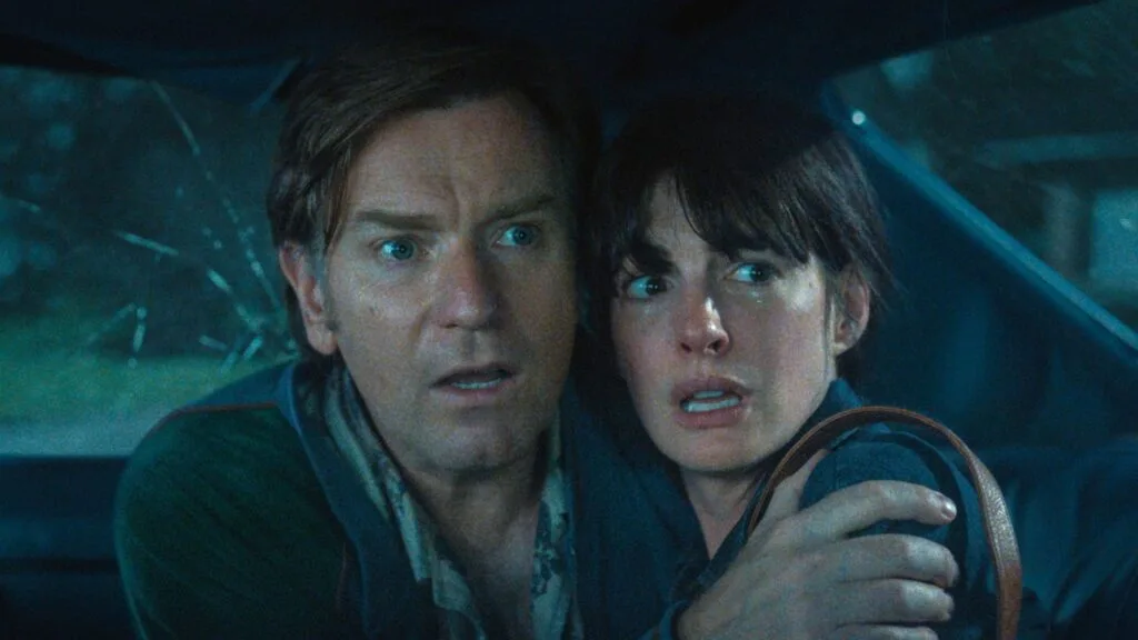 ‘O Fim da Rua’: Longa estrelado por Anne Hathaway e Ewan McGregor conquista 85% no Rotten Tomatoes; Confira as avaliações!