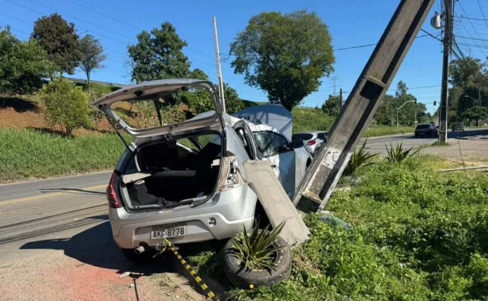 Motorista causa acidente, bate contra poste e vai parar no porta-malas do próprio carro